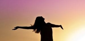 mobiler-lift_woman-591576_640-by-jill111-pixabay-com